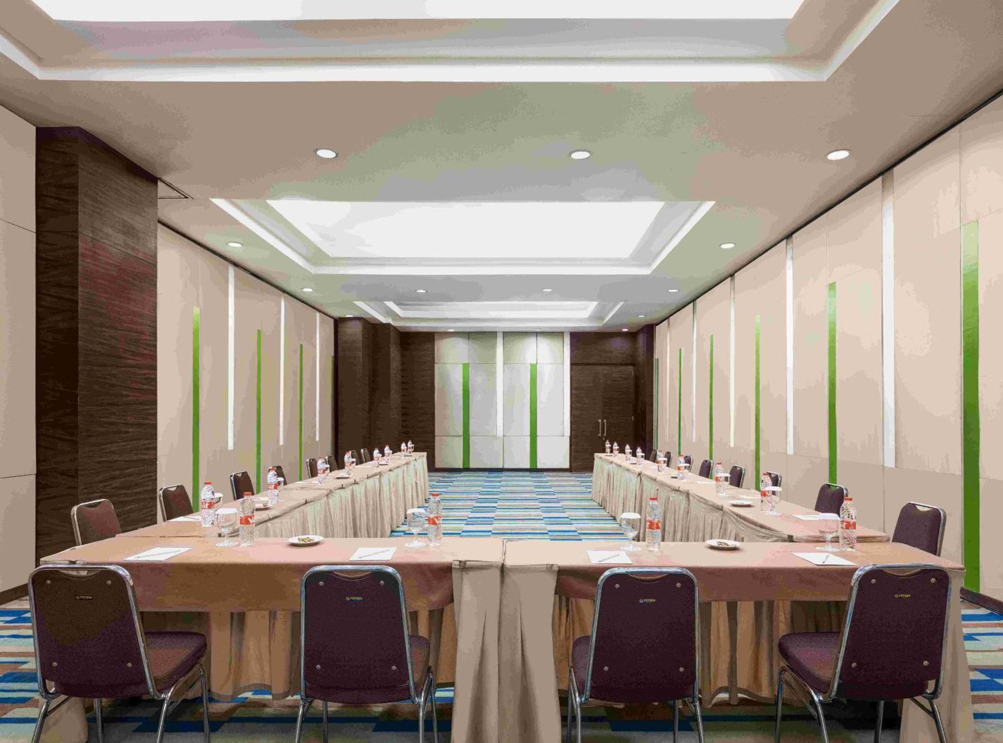Hotel Santika Cikarang Exterior photo